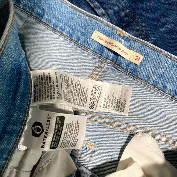 Levi’s Mom Jeans Women's 31 Blue Denim Light Wash Tapered High Waisted Casual - Picture 6 of 6